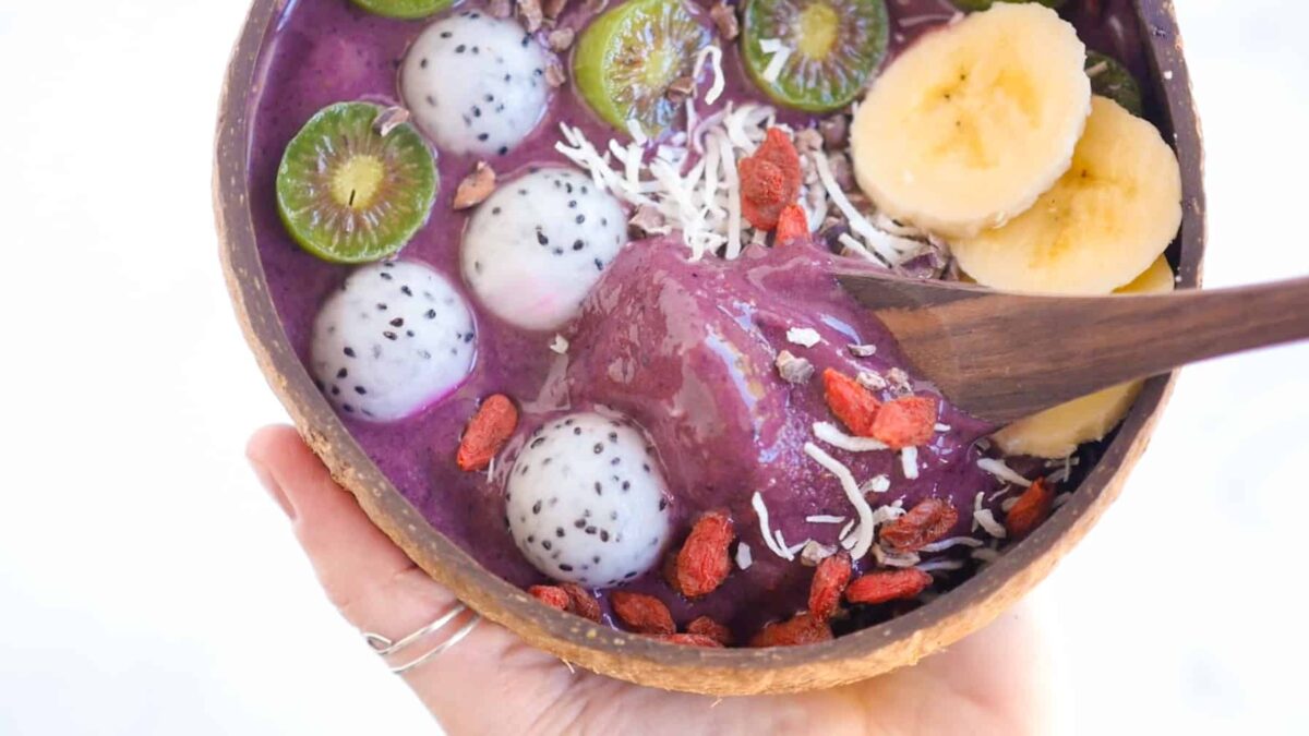An açaí bowl, a healthy vegan snack make with fresh fruit.