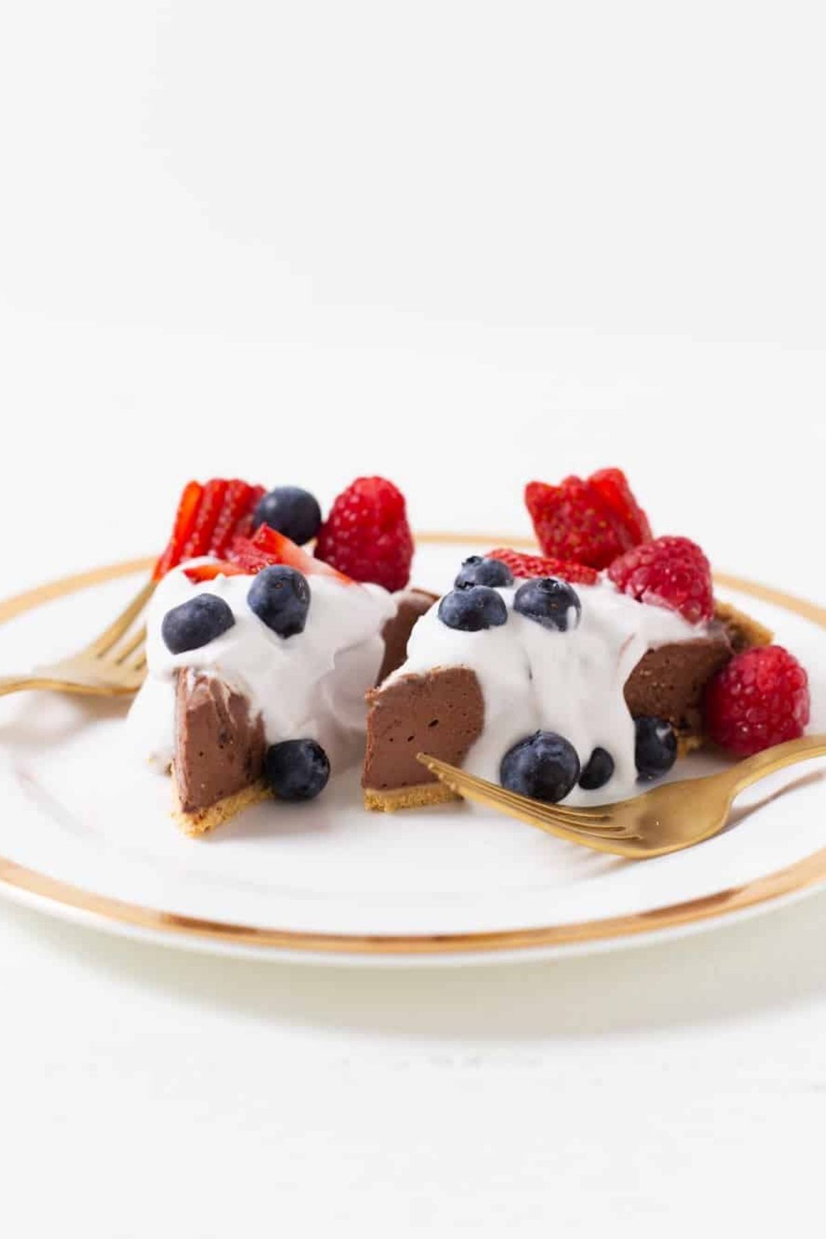 No-bake vegan chocolate pie with fresh berries on a white plate—easy, creamy, and summer-perfect.