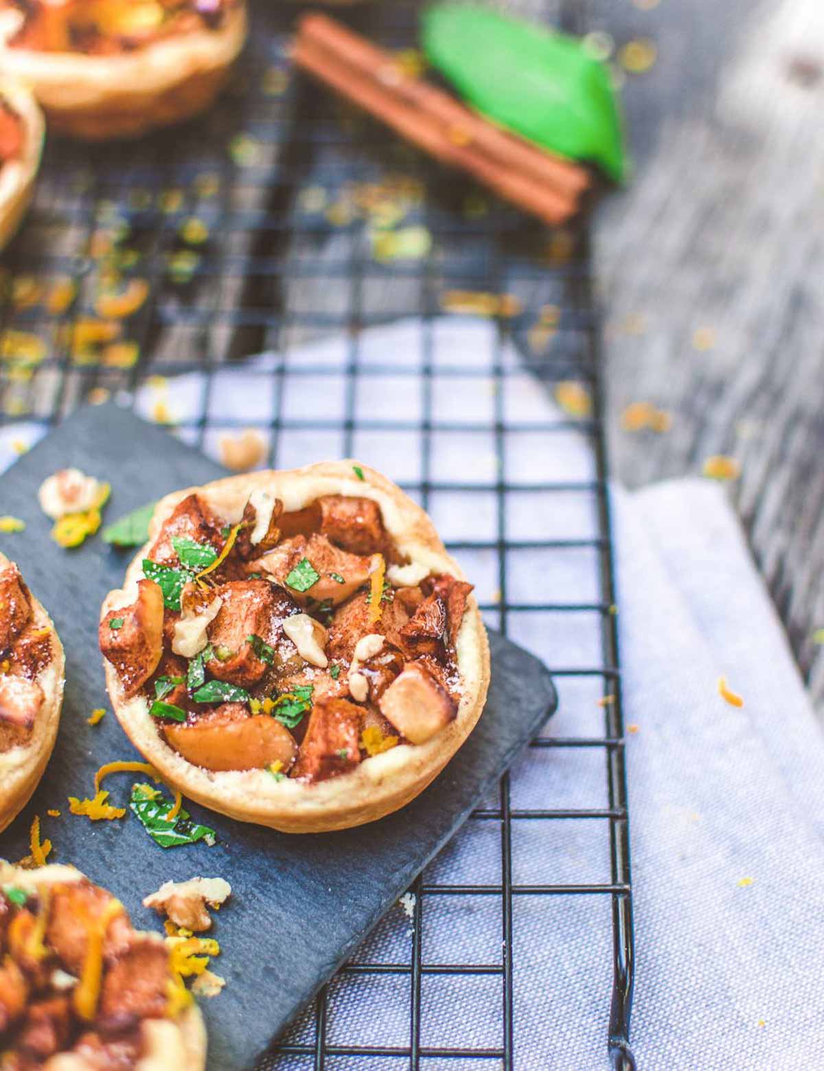 Vegan apple strudel garnished with powdered sugar – a sweet recipe for Rosh Hashanah.
